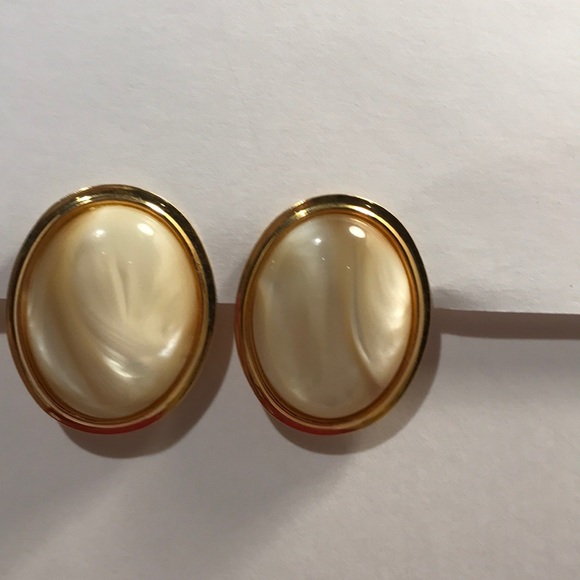 ♥️🎼Clip on earrings pearl tone in gold tone setting - Picture 2 of 8